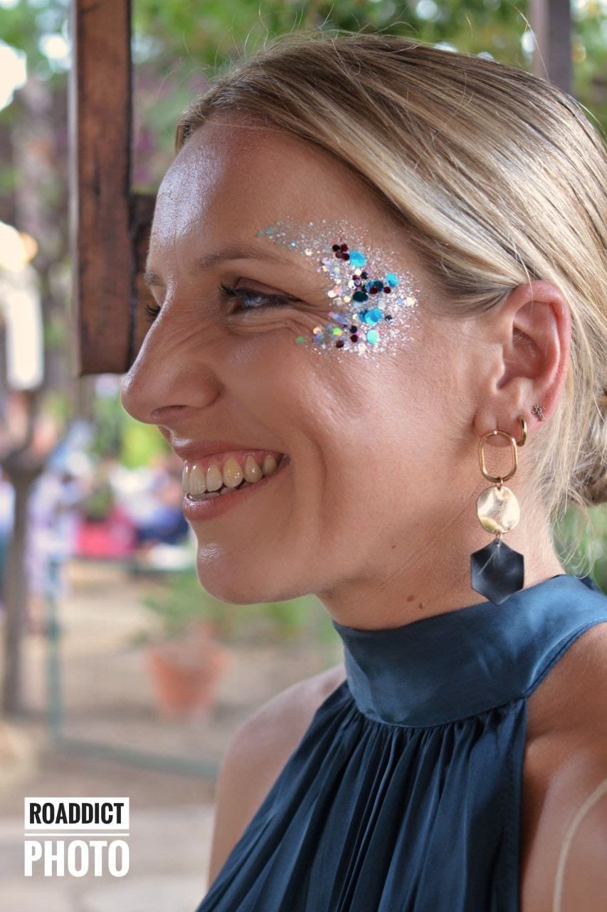Perfil con gemas y glitter azul y plateado