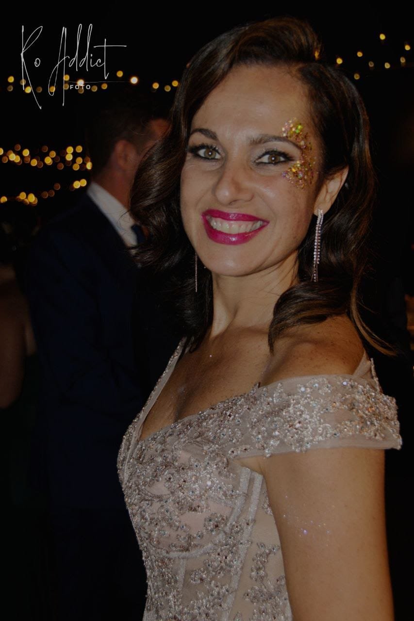 Invitada elegante de noche con glitter dorado